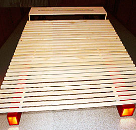 MDF-Ahornbett mit Nachttisch